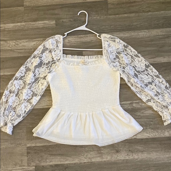 💛 Elegant White Lace Sleeve Top - Picture 2 of 2